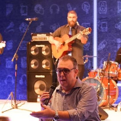 Apresentação Com Banda Ao Vivo